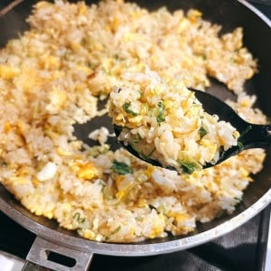 「1袋加えるだけで決まる」「塩コショウは不要！」あっさりだけど満足感のあるチャーハンになる裏ワザ