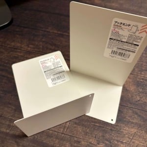 もう転がらない！「ブックエンド」をキッチンで使う以外過ぎる使い道「家の中のスペースを有効活用」