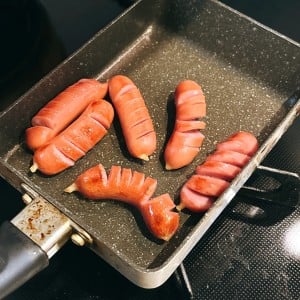 「ウインナーにひと振り」するだけ。見た目は変わらないのに旨味が増す“意外な調味料”「ごはんが進む！」