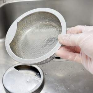 なでるだけ。「キッチンの排水口ゴミ受け」の“細かい穴や凹凸”に入り込んだ汚れが【簡単に落ちる掃除法】