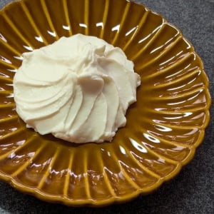「大さじ1加えて待つだけ」ヨーグルトで作る自家製クリームチーズ「驚くほど濃厚」
