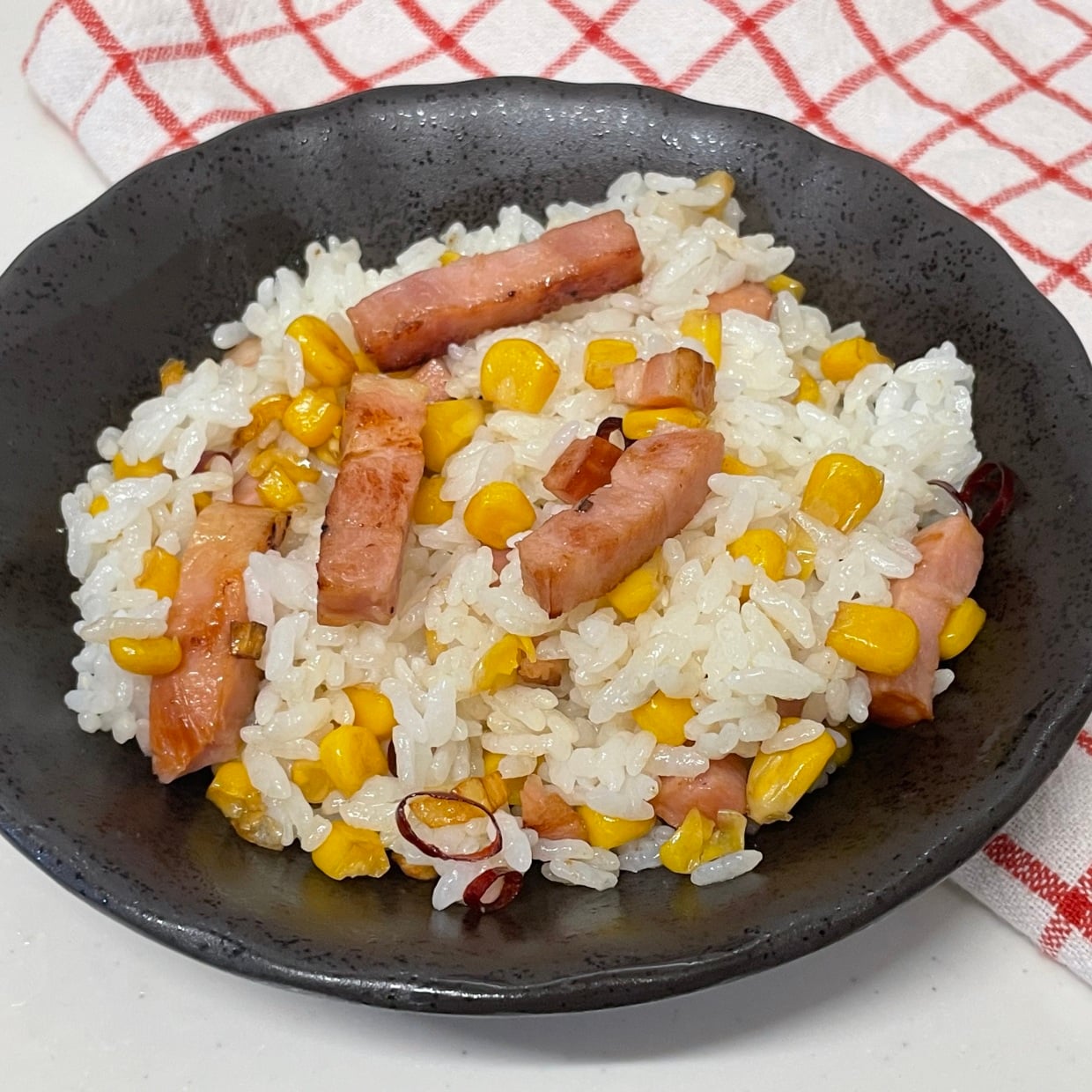  「ベーコン」を炒めて混ぜるだけ！帰宅後10分でできるやみつきごはん「食欲をそそる香り」 