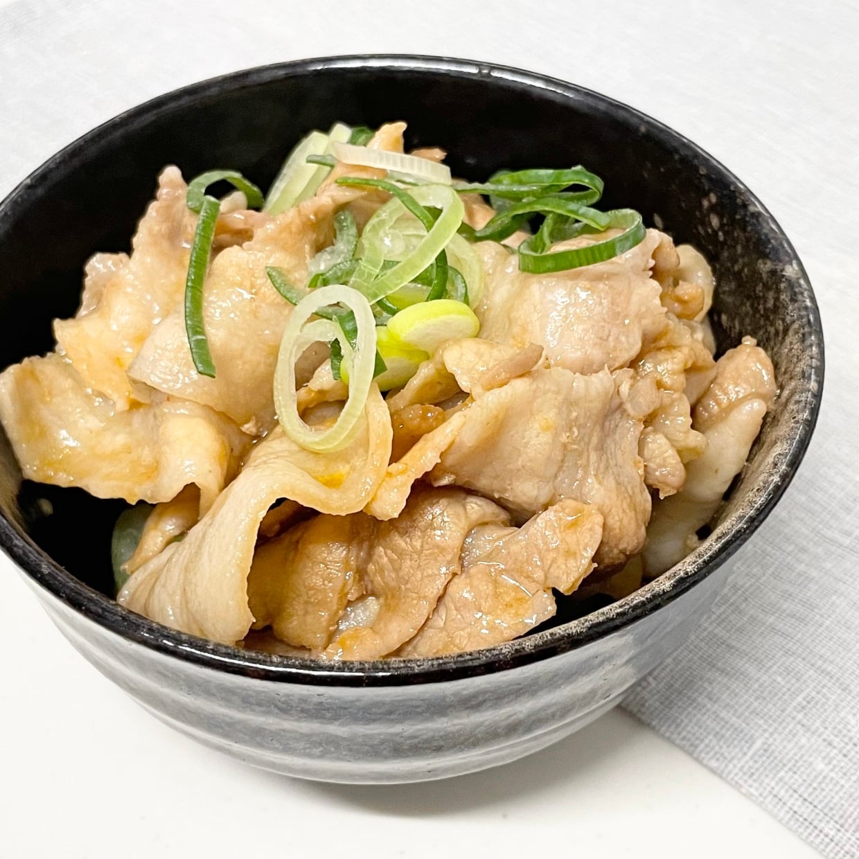 「大さじ1加えるだけ」いつもの豚バラ丼の満足感が上がる調味料「火は使わない」 