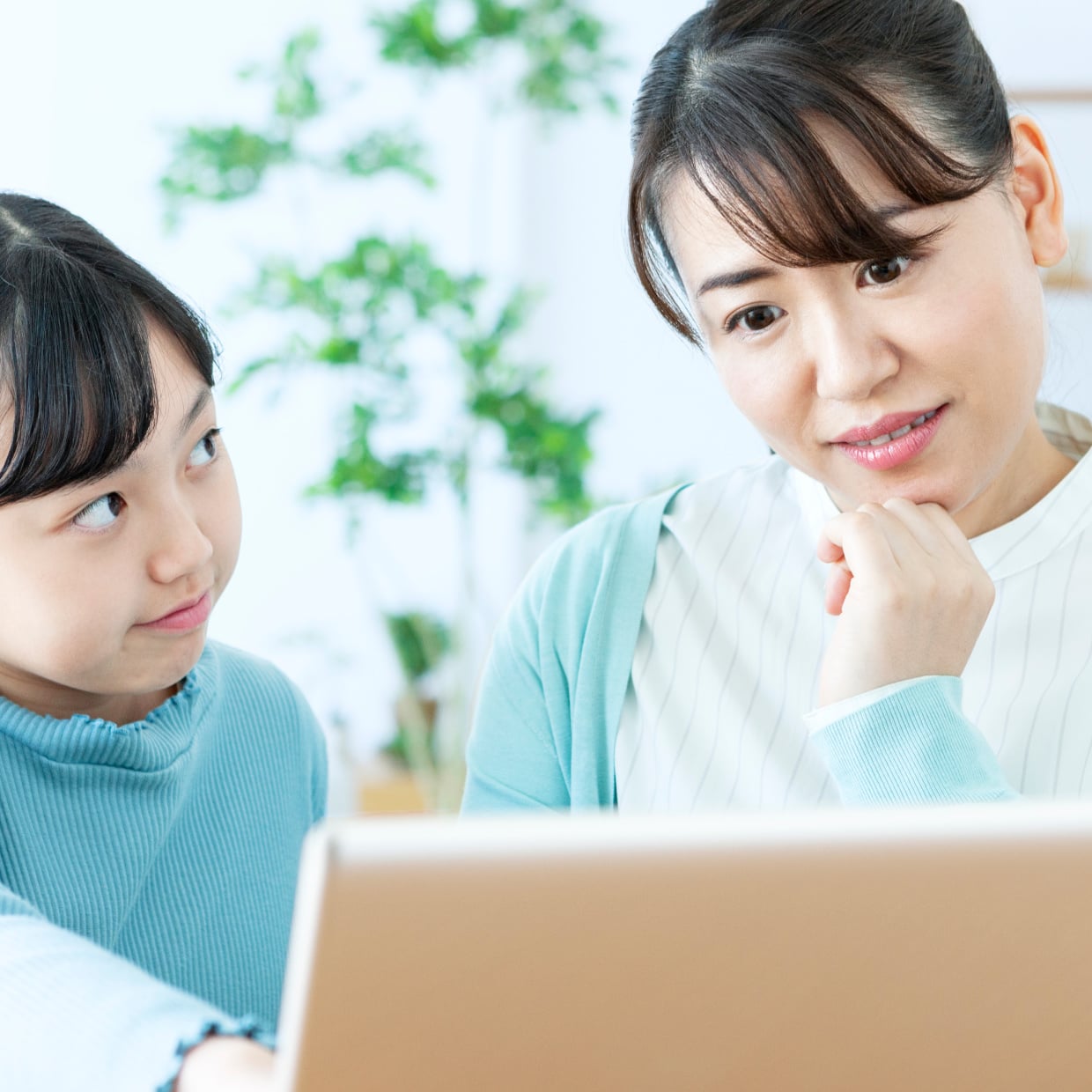  子どもに“すぐ教えない”は正解？高学年の子の“思考力を伸ばす”親の関わり方3つ 