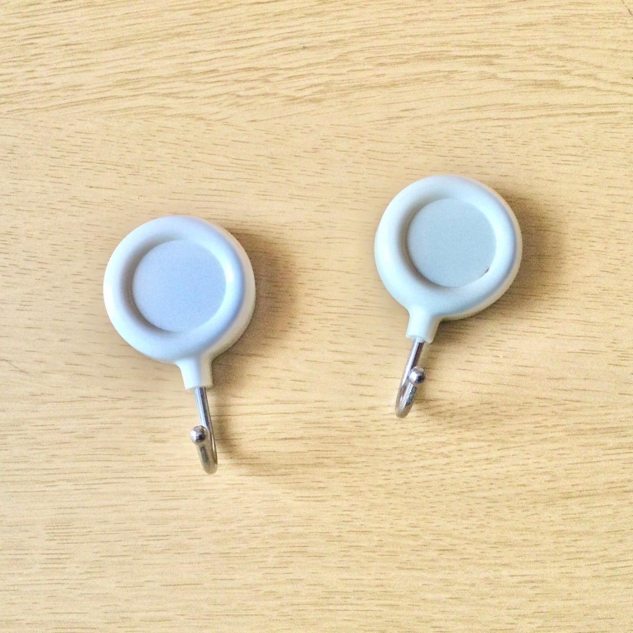  逆向きで使うだけ。「シールフック」がキッチンで大活躍「家事がスムーズになる」 