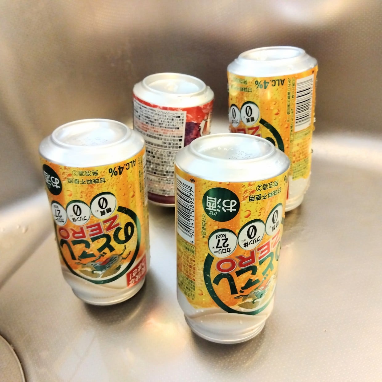  逆さに置いても乾かない…を解決！濡れた「空き缶」が少しの工夫で“乾きやすくなる”手間なしテク 