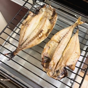 もう皮が剥がれない！焼く前にひと塗りするだけで「焼き魚」が網にくっつかなくなる簡単ワザ