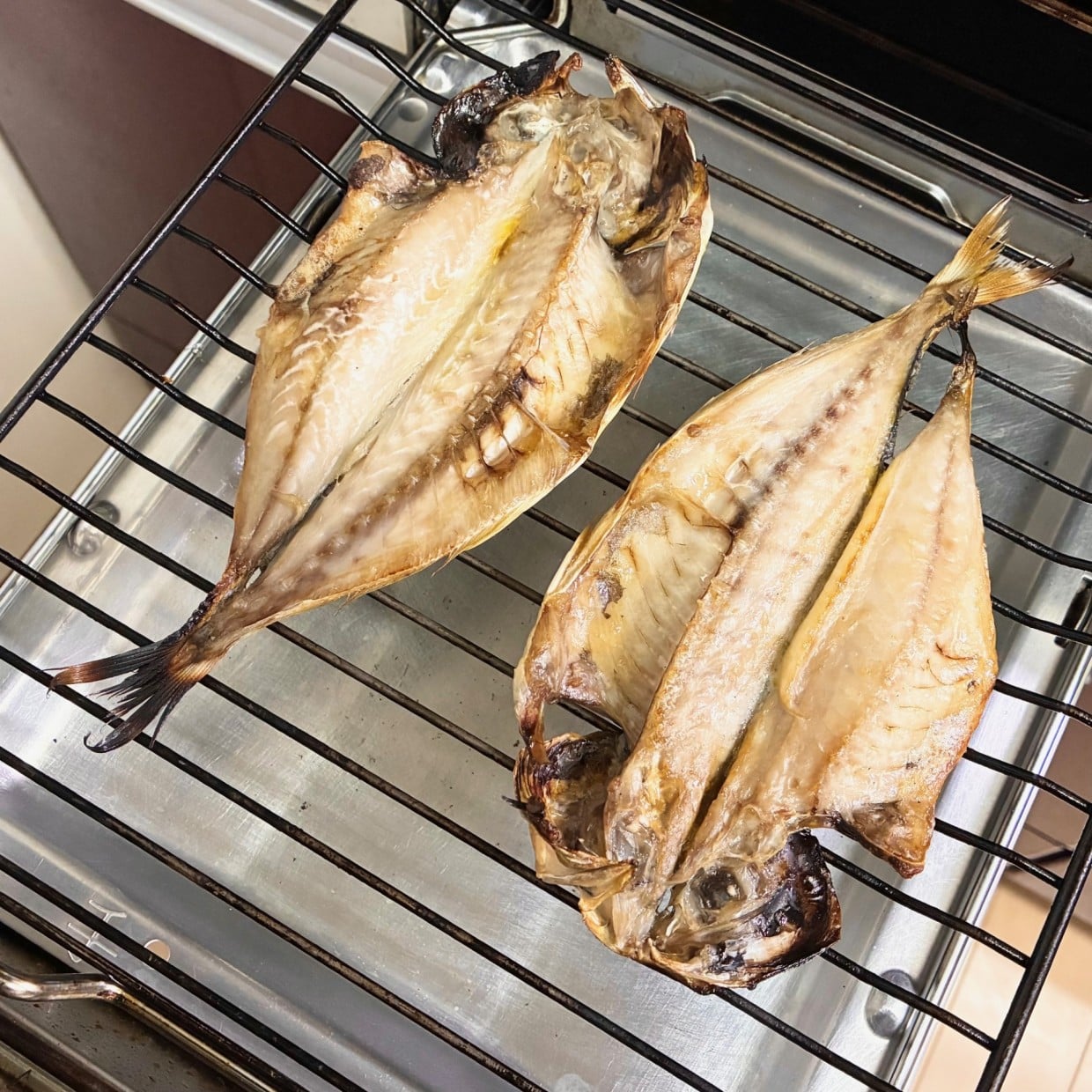  もう皮が剥がれない！焼く前にひと塗りするだけで「焼き魚」が網にくっつかなくなる簡単ワザ 