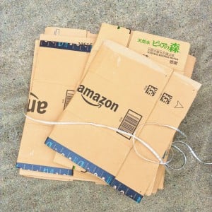 ゆるく結んだのにしっかり固定できる!?切れ端を使って「段ボールの管理」をラクにする驚きの裏ワザ