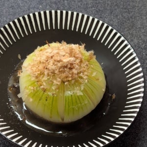 「新玉ねぎ」を丸ごとレンチンするだけ！やみつきになる“調味料の組み合わせ”「甘くてトロトロ」