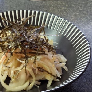 「新玉ねぎ」を切って混ぜるだけ！箸がとまらない“調味料の組み合わせ”「帰宅後10分でできる」