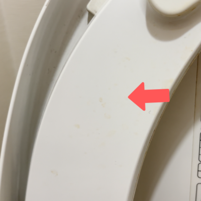  “便座裏の黄ばみ”をゴシゴシこすらず落とすラク技「軽くなでるだけでOK」「清潔感が戻った」 