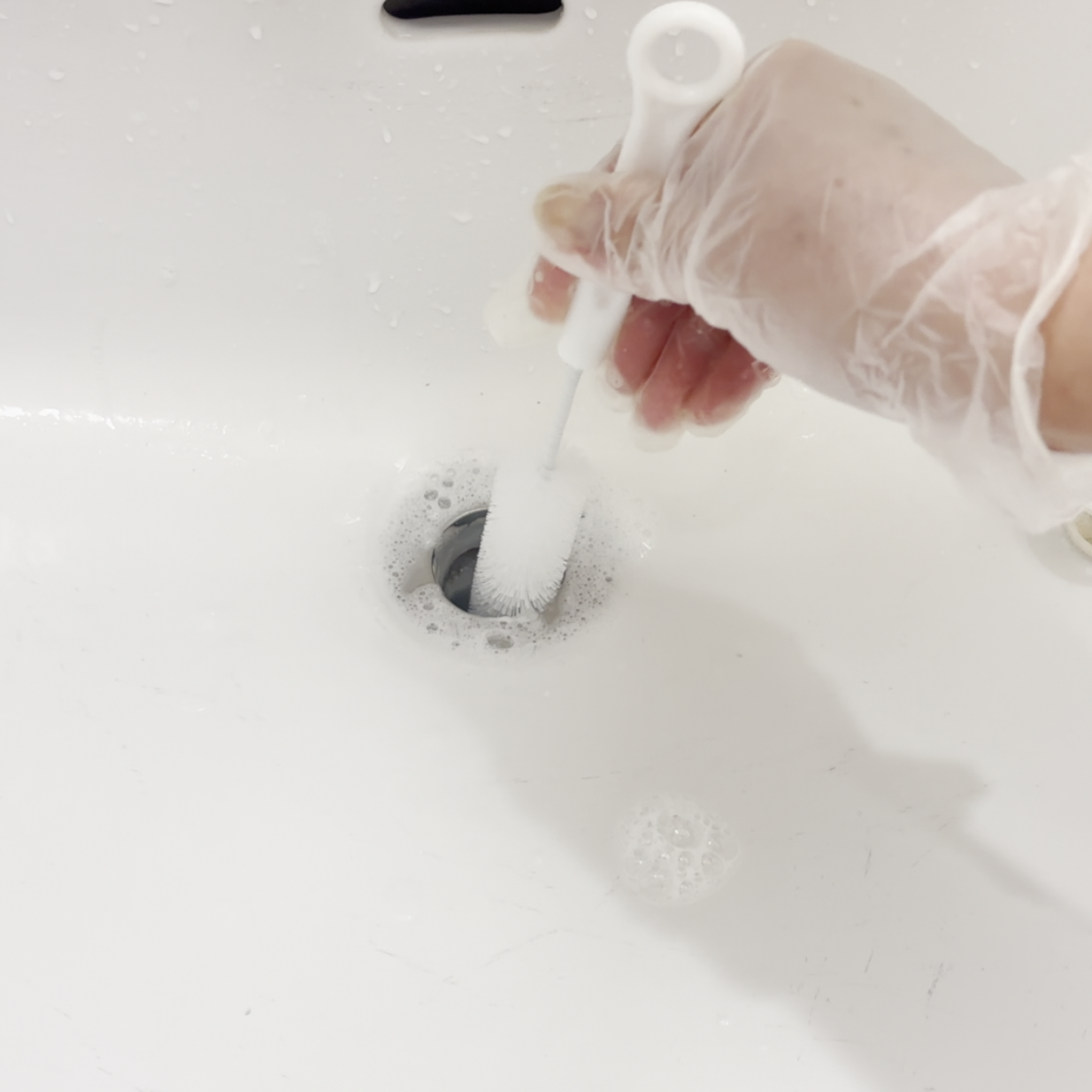  「洗面台排水口」の手前も奥もスッキリさせる“二刀流”掃除術「道具を使い分けると効率的」 