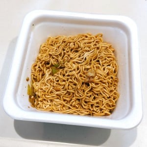 「小さじ1かけるだけ」いつものカップ焼きそばが“ほんのり甘くサクサク食感”になる簡単アレンジ