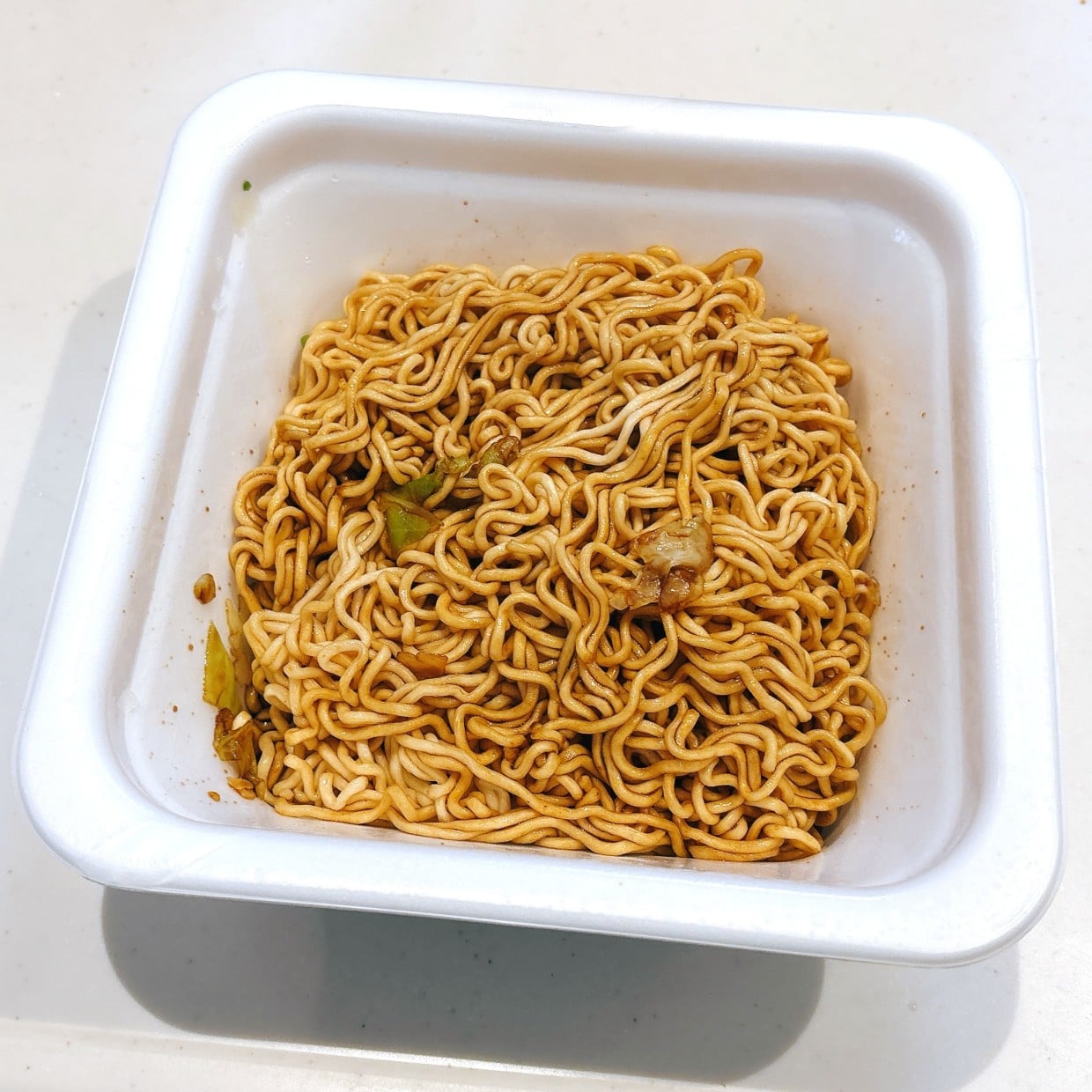  「小さじ1かけるだけ」いつものカップ焼きそばが“ほんのり甘くサクサク食感”になる簡単アレンジ 