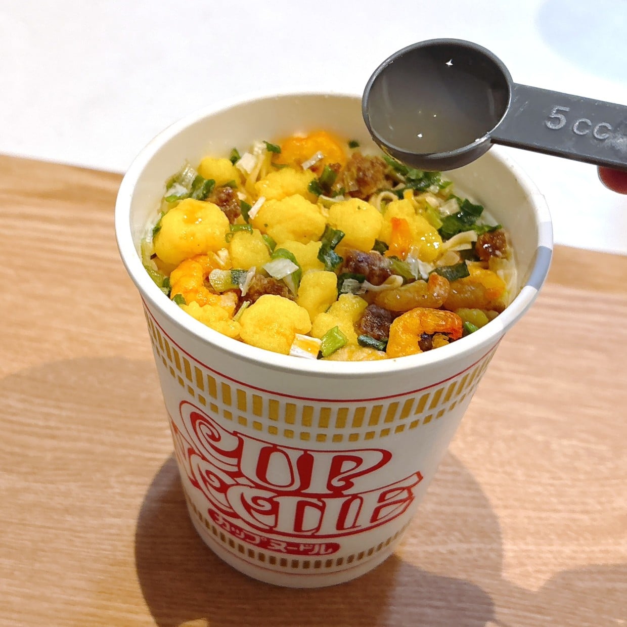  「定番調味料を2つ加えるだけ」普通のカップヌードルがまさかの“中華料理風”になる“驚きのアレンジ術” 