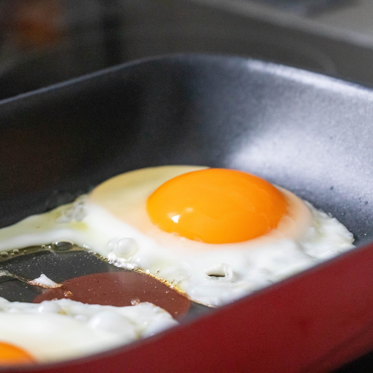  「焼いたら小さじ2かけて」塩や醤油で食べるよりハマるかも？目玉焼きの“意外な食べ方”「食感も楽しい」 