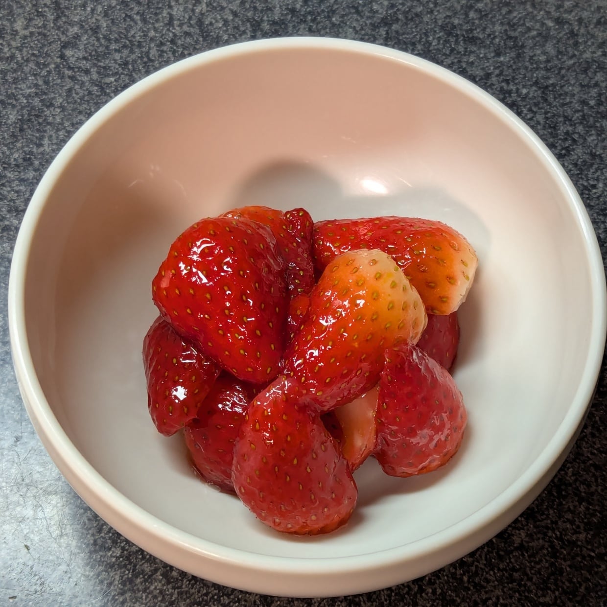  甘くないいちごが劇的に変わる！切って漬けるだけの“ちょい足し調味料” 