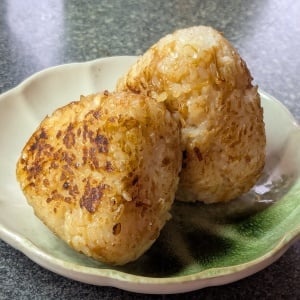 「大さじ2加えるだけ」焼きおにぎりの旨味がアップする“意外な食材”「手が止まらない」