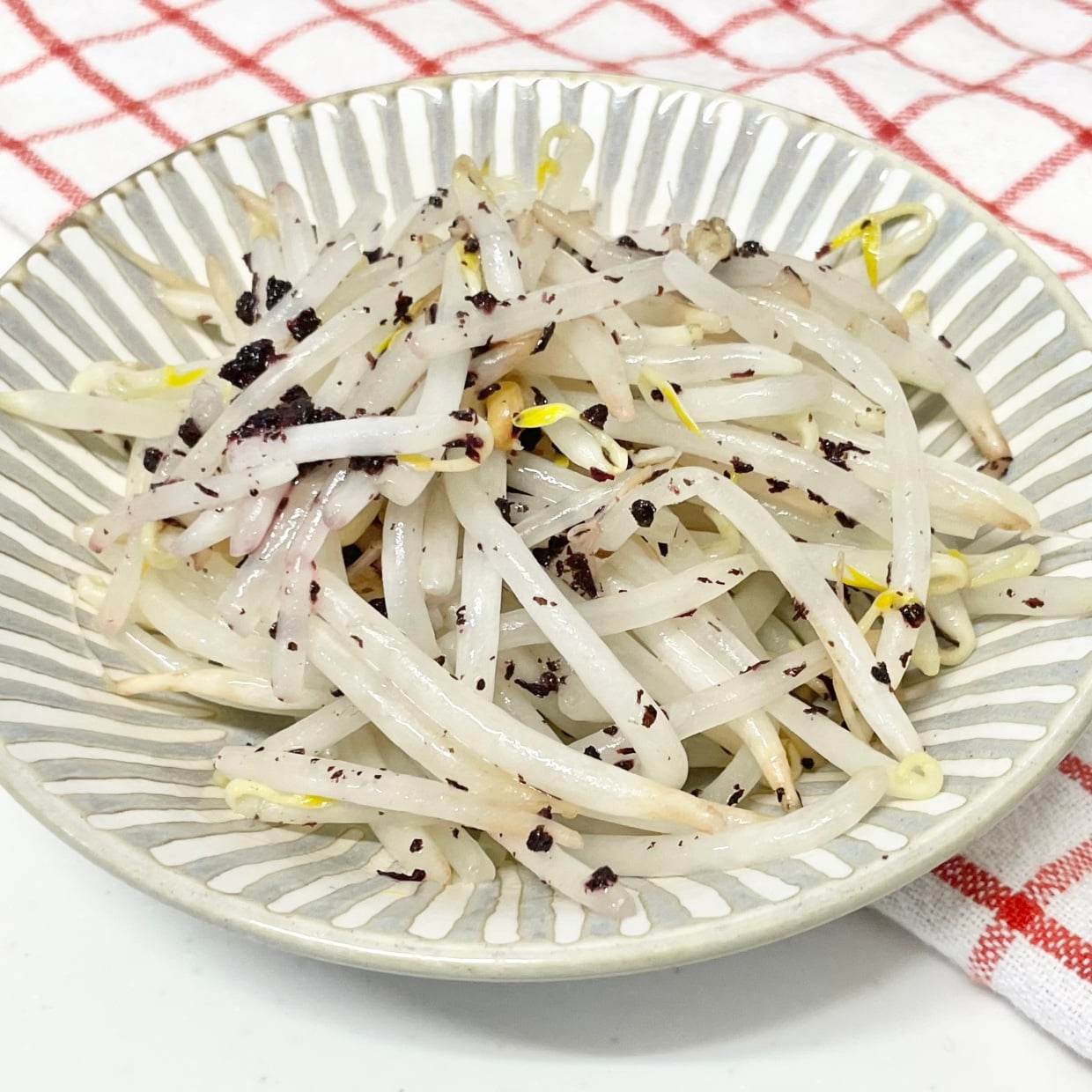  「1g混ぜるだけ」いつも脇役のもやしが主役級に変わる“意外な食材”「ご飯にかけるだけじゃないんだ…」 