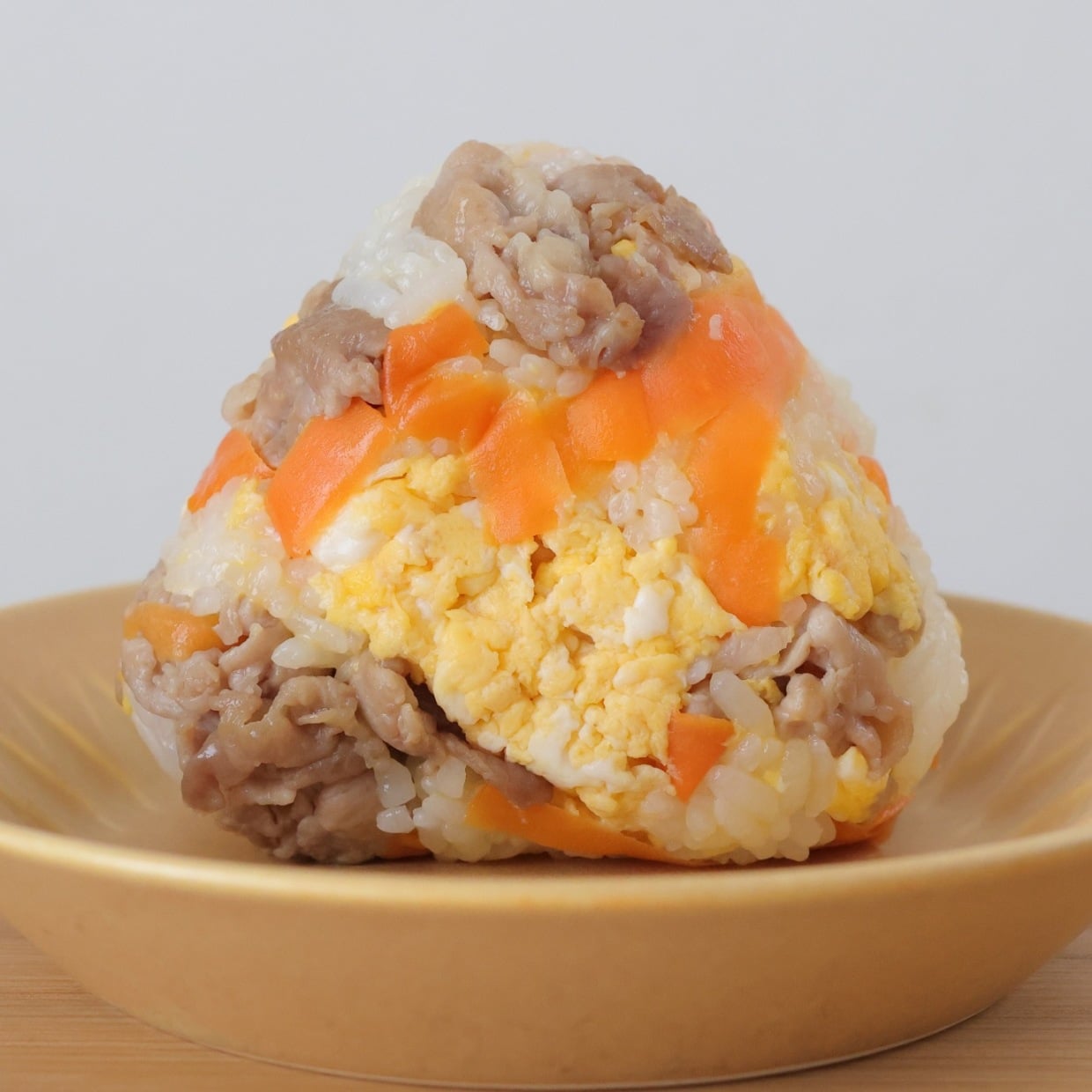  朝「おにぎり」に混ぜるだけ！“栄養たっぷりな3つの食材”「子どもに持たせたい」「おかずなしで大満足」 