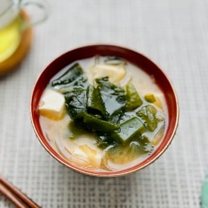 朝「みそ汁」にプラスするだけ。“食物繊維やミネラルを含む春の2つの食材”