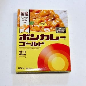 「温めた後に小さじ0.5加えるだけ」いつものレトルトカレーが“食欲かき立てる逸品”になる簡単アレンジ