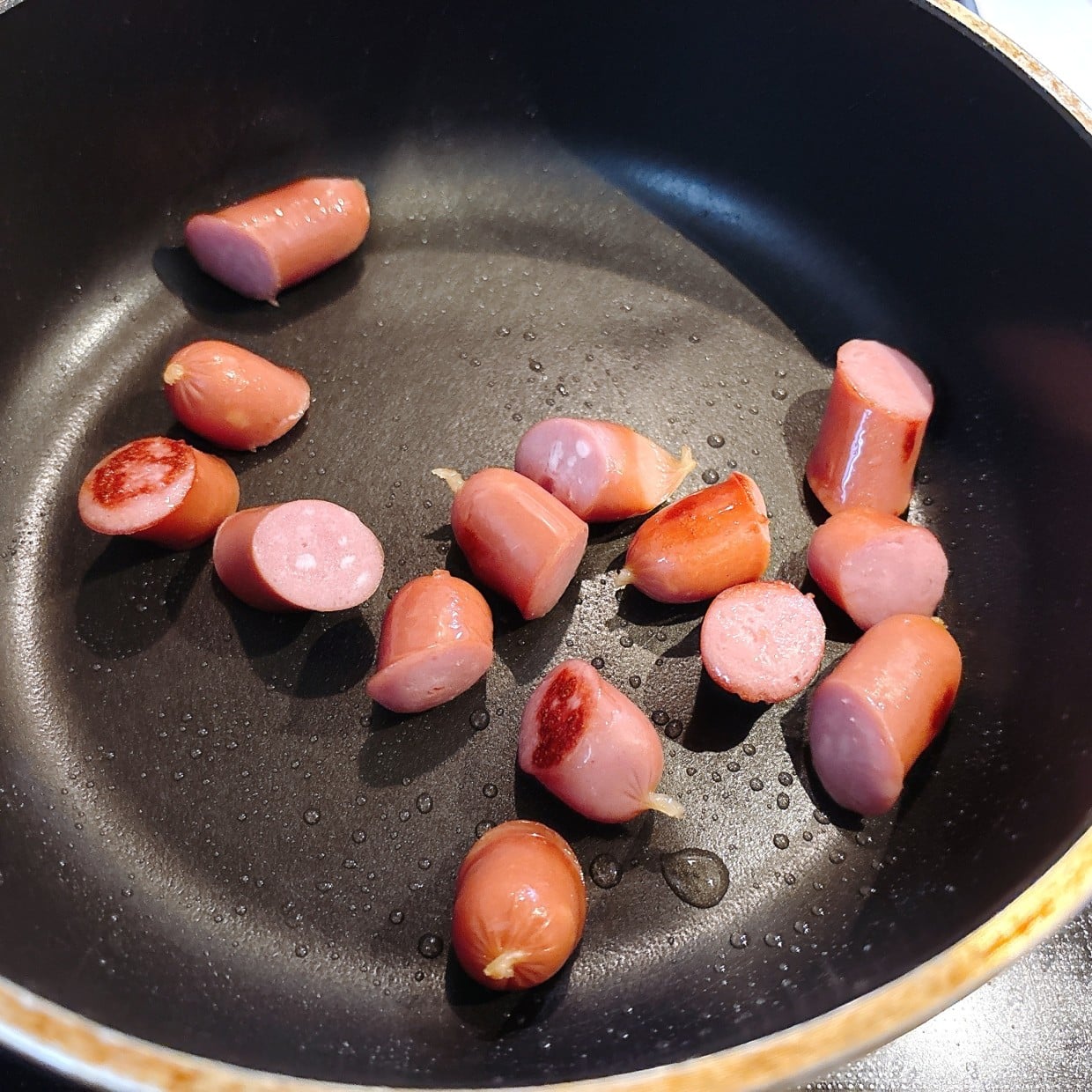  「大さじ1杯、加えて焼くだけで激うま」余った“意外な調味料”で安いウインナーでも大満足の仕上がり！ 