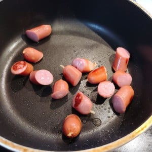 「大さじ1杯、加えて焼くだけで激うま」余った“意外な調味料”で安いウインナーでも大満足の仕上がり！