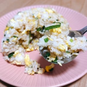 「1缶で味が決まる」普通のシンプルチャーハンが格段においしくなる“賞味期限長めの具材”「旨味すごい」