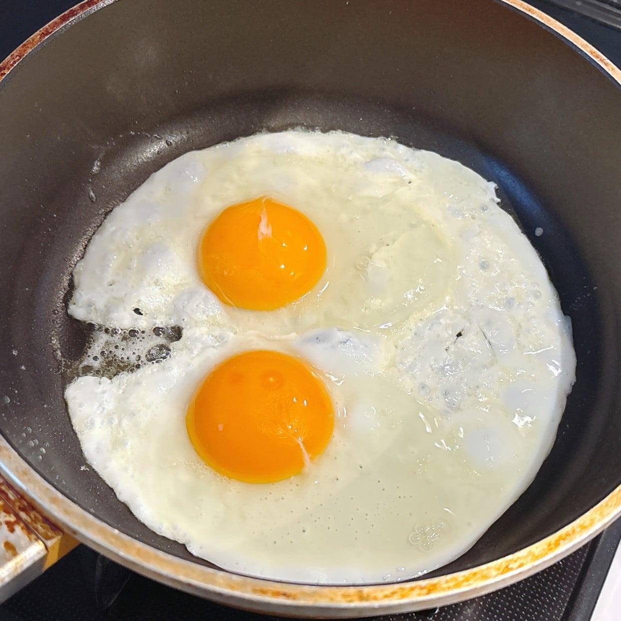  「ほんのひとかけ加えるだけ」いつもの目玉焼きにコクが増す“目からウロコ”の作り方「甘じょっぱい」 
