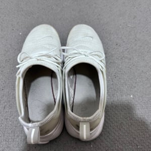 家族全員分やりたい。“ゴミ箱行きの細長いアイテム”が「靴のニオイ」を和らげる【お出かけ前の簡単ケア】