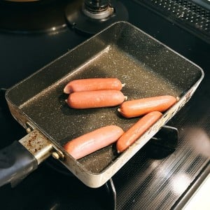 「最後にひと振りするだけ」濃いめの味付けがやみつきになるウインナーアレンジ「一品でごはん1杯いける」