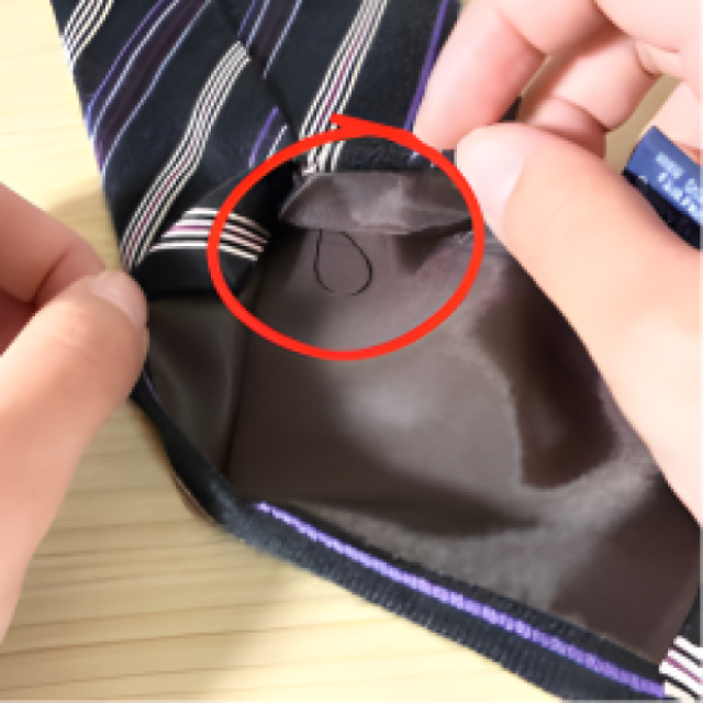  知らなかった。“ほつれ”のような「ネクタイ」の裏に飛び出た糸の正体「切るのはちょっと待って！」 