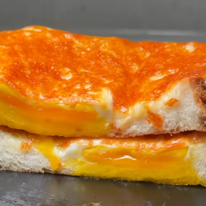 もうトースターに戻れない！卵焼き器で作る絶品チーズトースト「カフェ級の仕上がり」