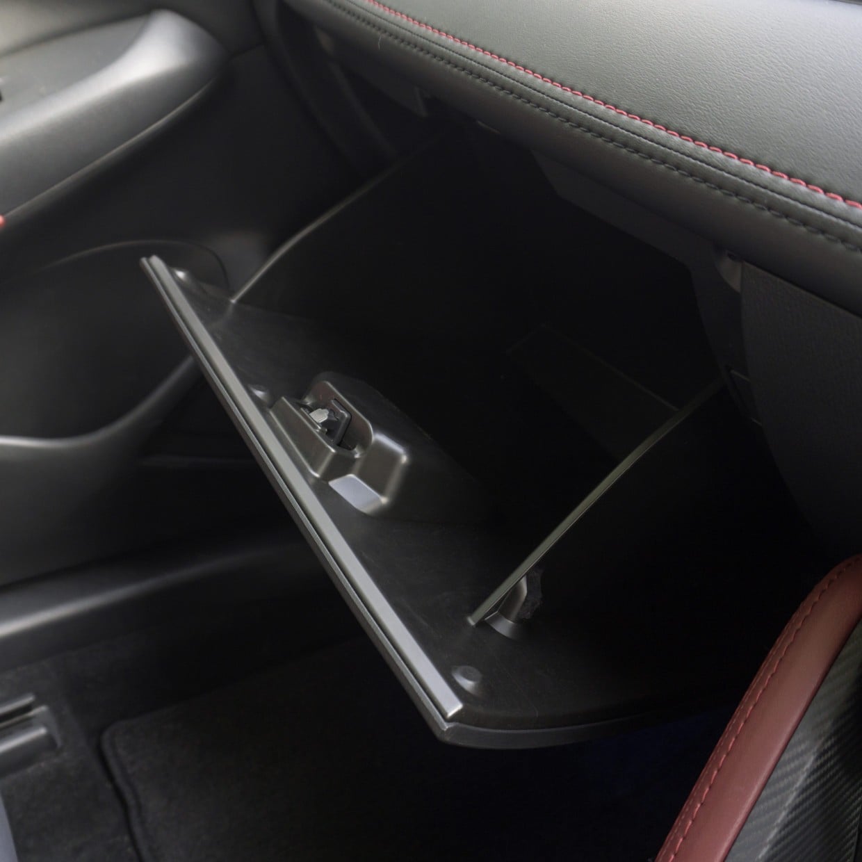  入れておいて正解！「車のグローブボックス」に入れるべき2つのものとダメなもの「定位置にする」 