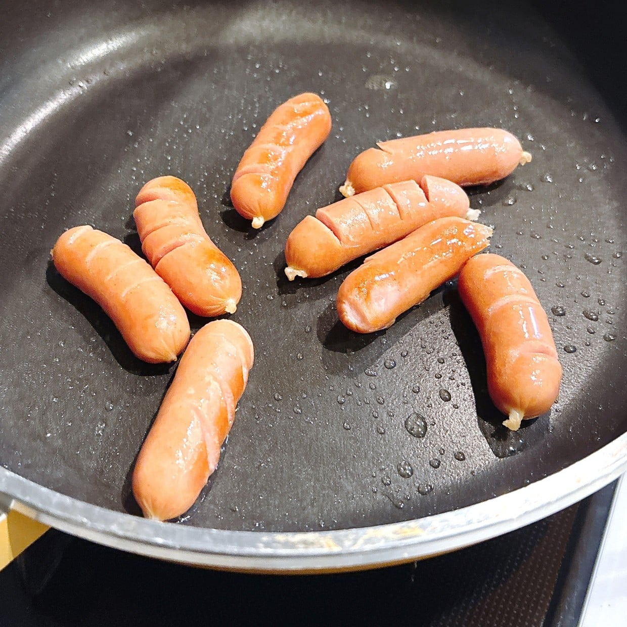  「大さじ1加えるだけ」ただ焼くだけじゃない「ウインナー」の“甘じょっぱ”アレンジ「調味料2つプラス」 