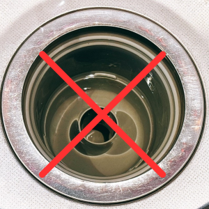多くの人がやっている。掃除のプロが教える「キッチンの排水口掃除」の“3つのNG”