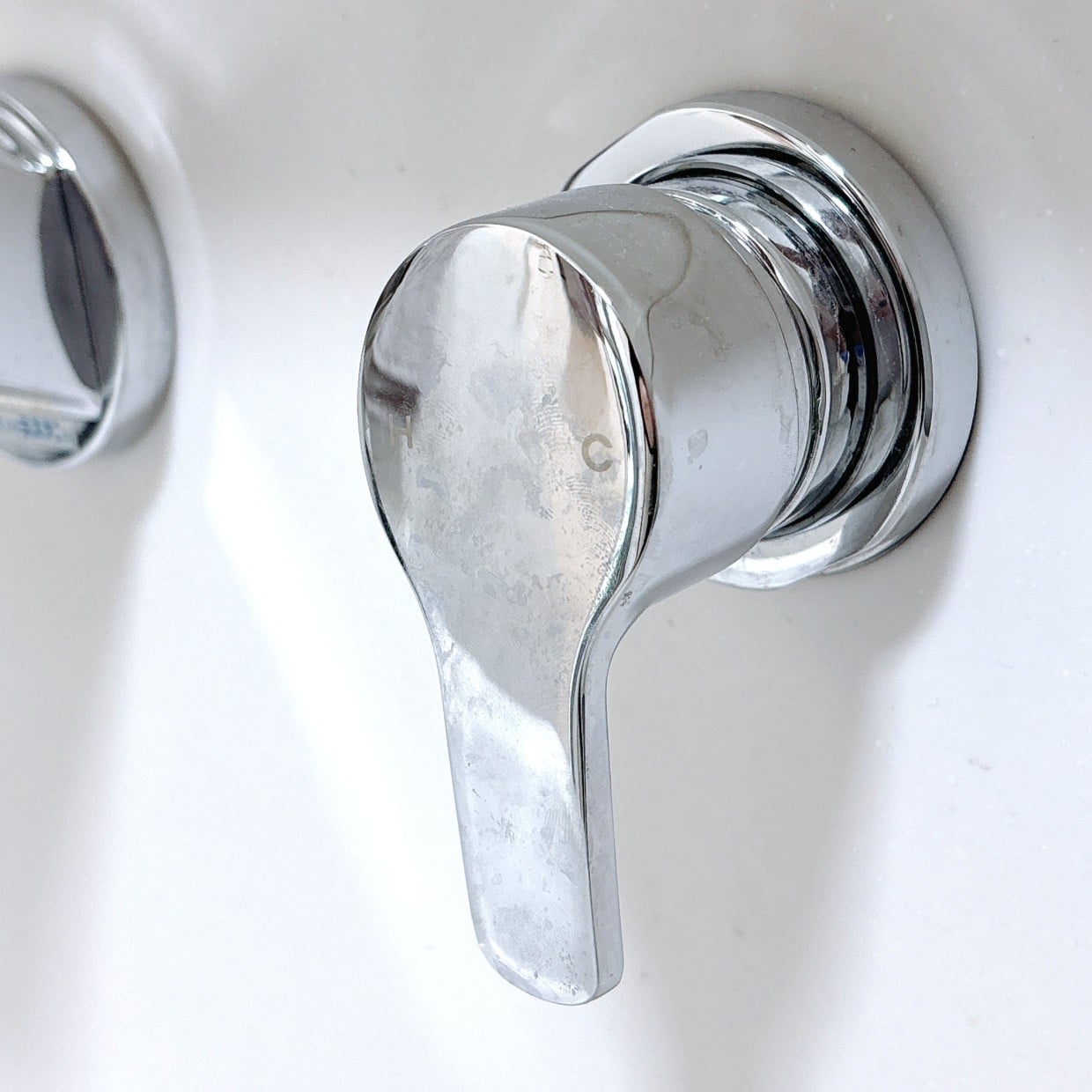 「洗面ボウルの水栓」に“びっしりついた手垢”が一発で消えた…二度拭き不要の【かんたん掃除術】