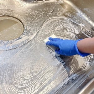 くすんだキッチンシンクがよみがえる簡単掃除術「ツヤ復活」「ピカピカ！」