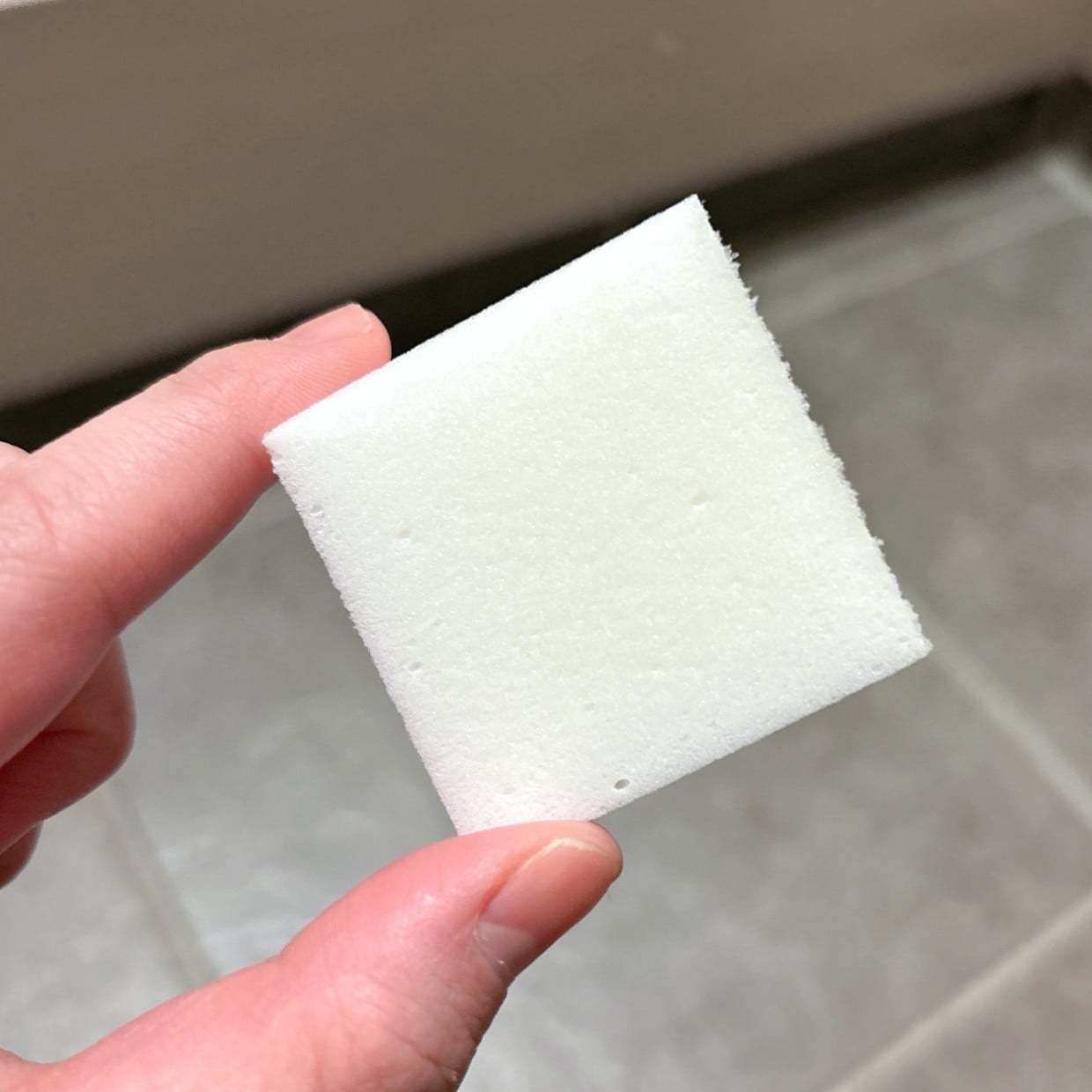  なでるだけでOK！メラミンスポンジで落ちる“お風呂の汚れ3つ”「洗剤いらず」「素材に注意」 