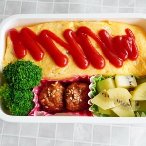 もう蓋にべったりつかない！「ケチャップ」をスマートにお弁当に添える目からウロコの簡単ワザ