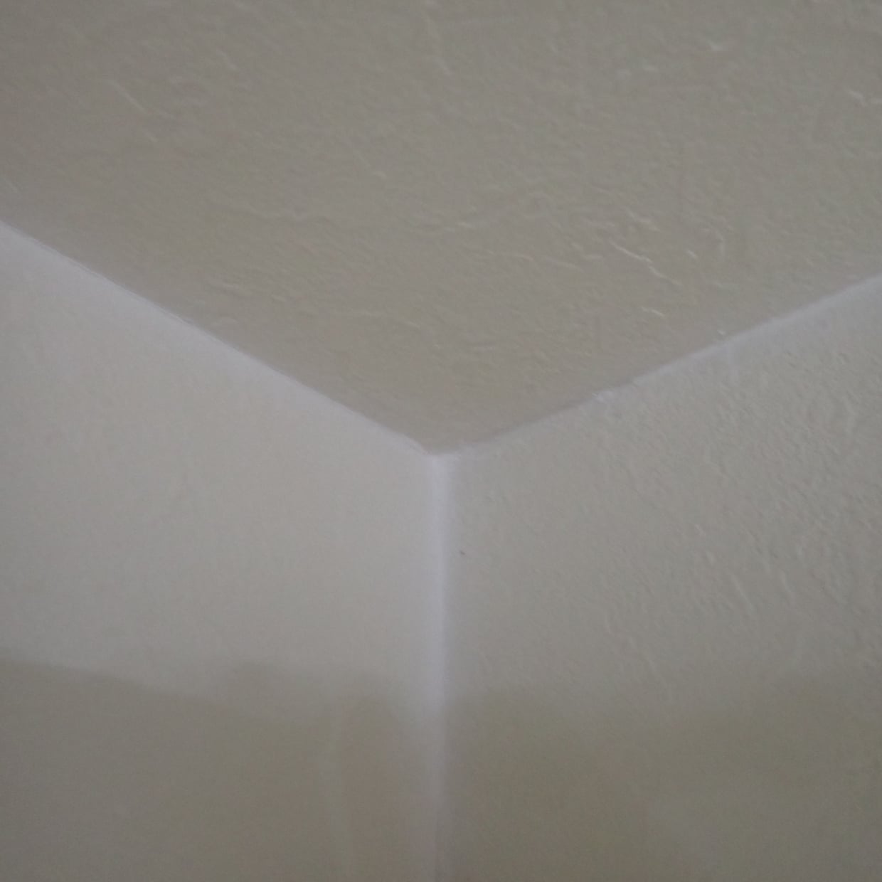  地味に気になる「壁紙の隙間」を5分で埋める“簡単補修術”「扱いやすい」「仕上がりがきれい」 