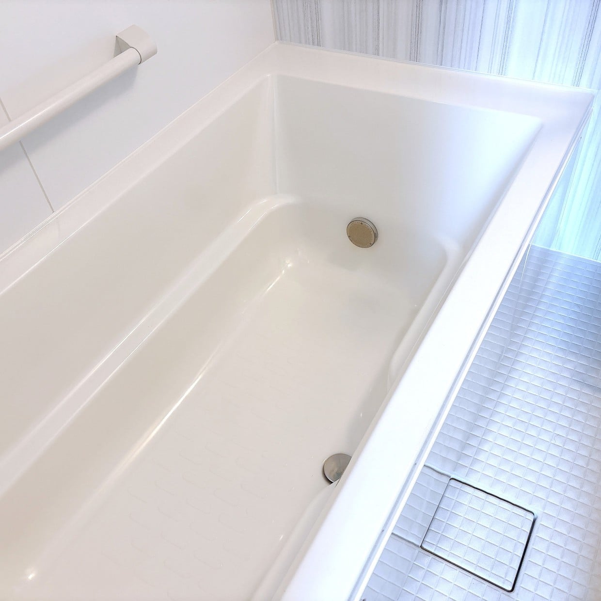  もうゴシゴシしない！毎日の「浴槽掃除」が断然ラクになる“ついで掃除術”「スプレーの回数知らなかった」 