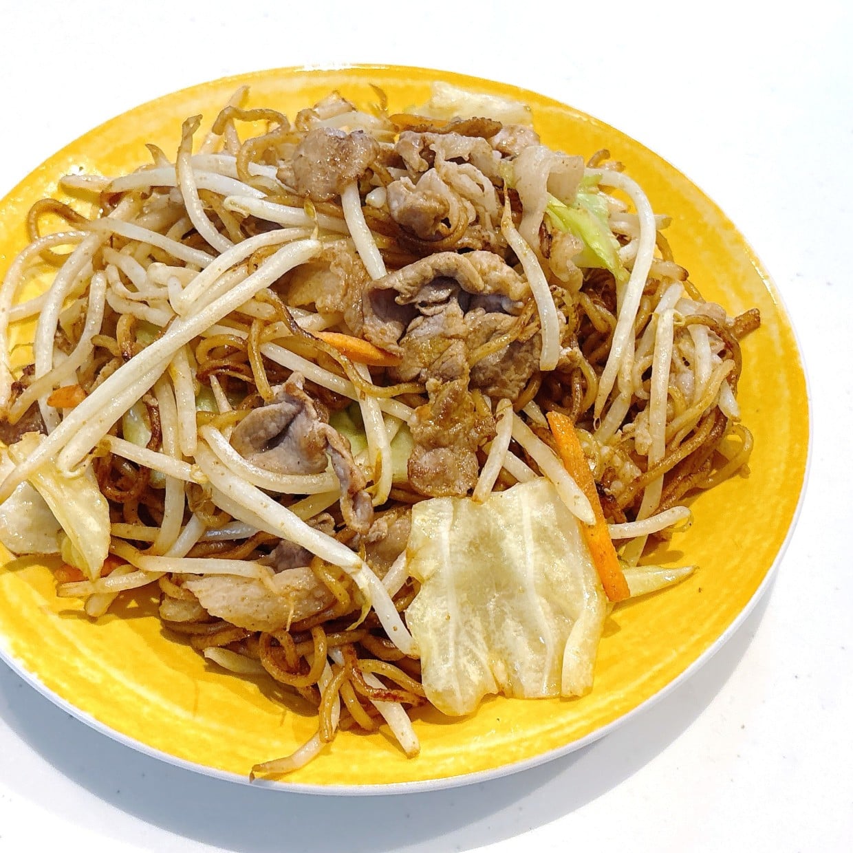 「作り終える直前に小さじ1加えるだけ」いつもの焼きそばに“パンチと奥行き”が出る“意外な調味料”