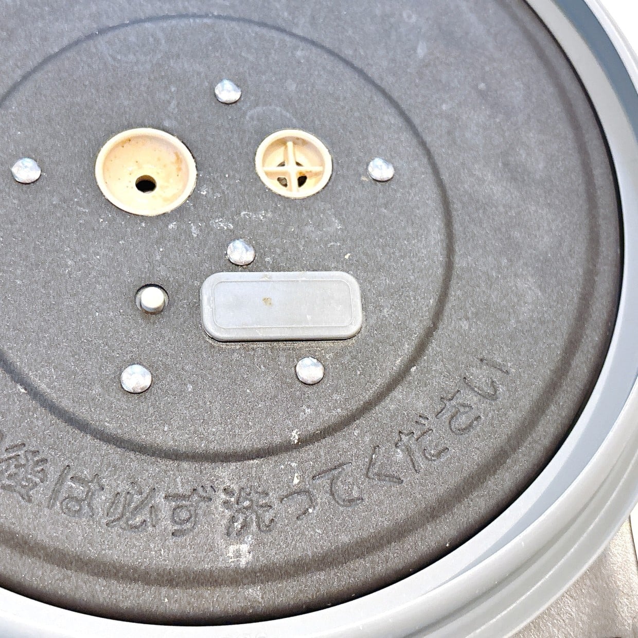  こすらないのが正解！「炊飯器の内ぶた」についた“白いカピカピ汚れ”の効率的な落とし方 