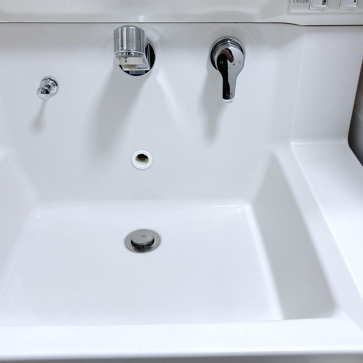  シート1枚でピカピカ！「洗面台」をまるごとキレイにする掃除テク「ラクだから続く」【掃除のプロが解説】 