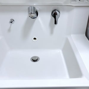 シート1枚でピカピカ！「洗面台」をまるごとキレイにする掃除テク「ラクだから続く」【掃除のプロが解説】