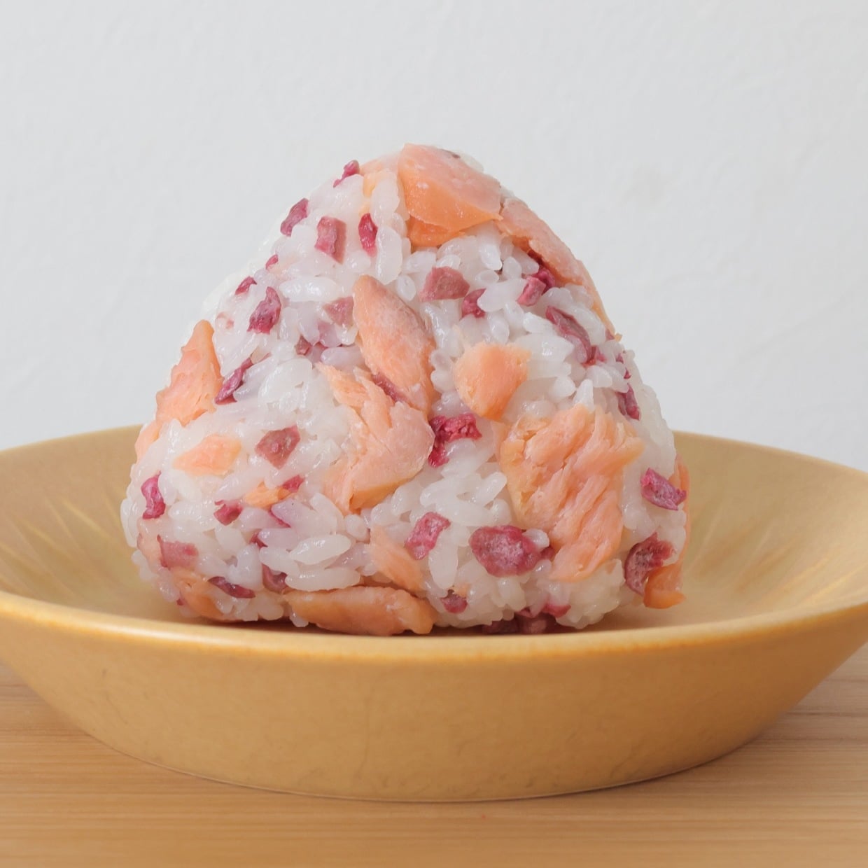  「朝、小さじ1プラスするだけ」いつもの鮭おにぎりの満足感が上がる食材 