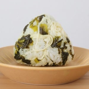 朝の「おにぎり」に入れるだけ！不足しがちなカルシウムを補う食材